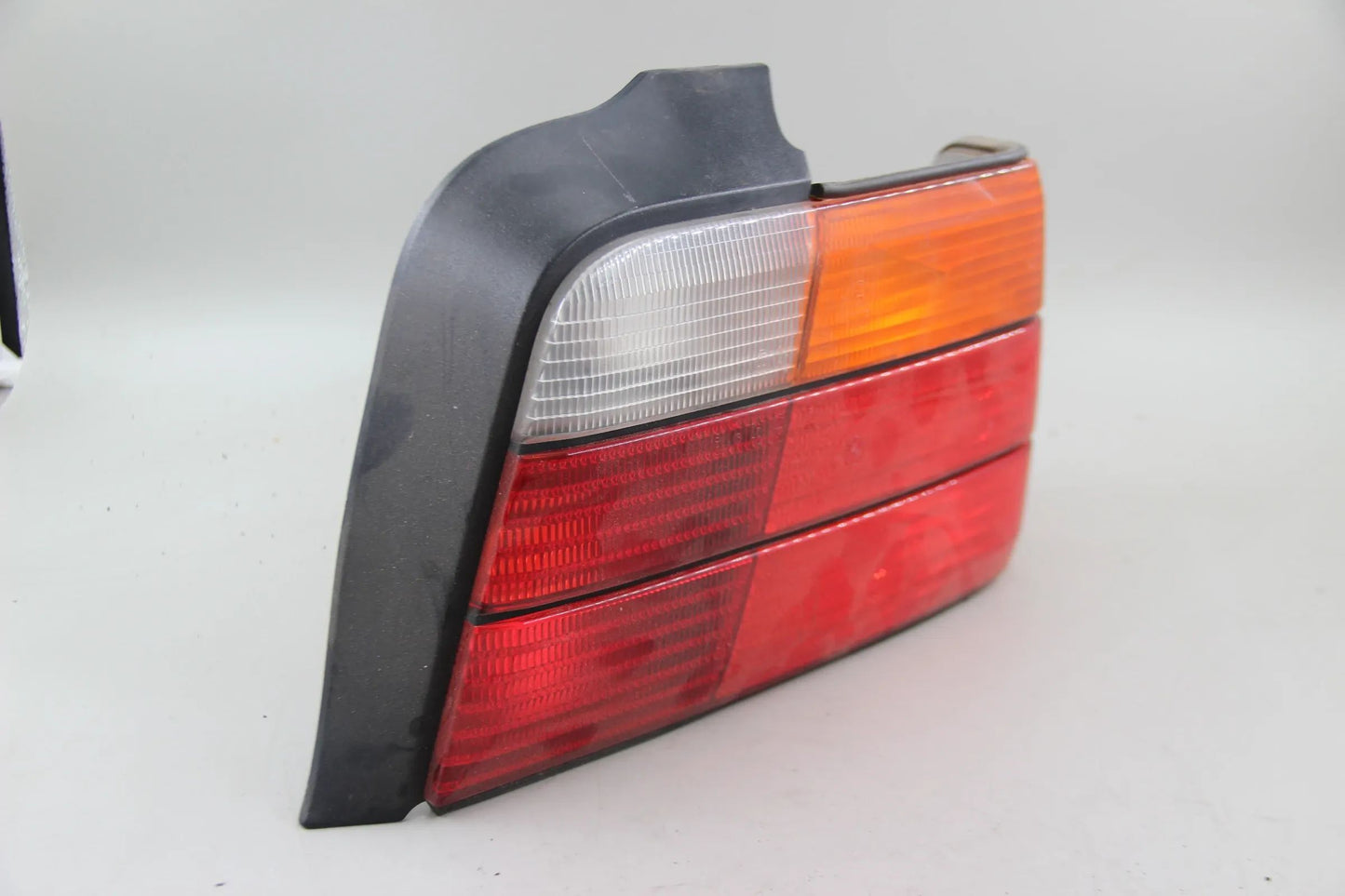 Original BMW E36 318tds 320i Limousine Heckleuchte rechts beschädigt 63211387046