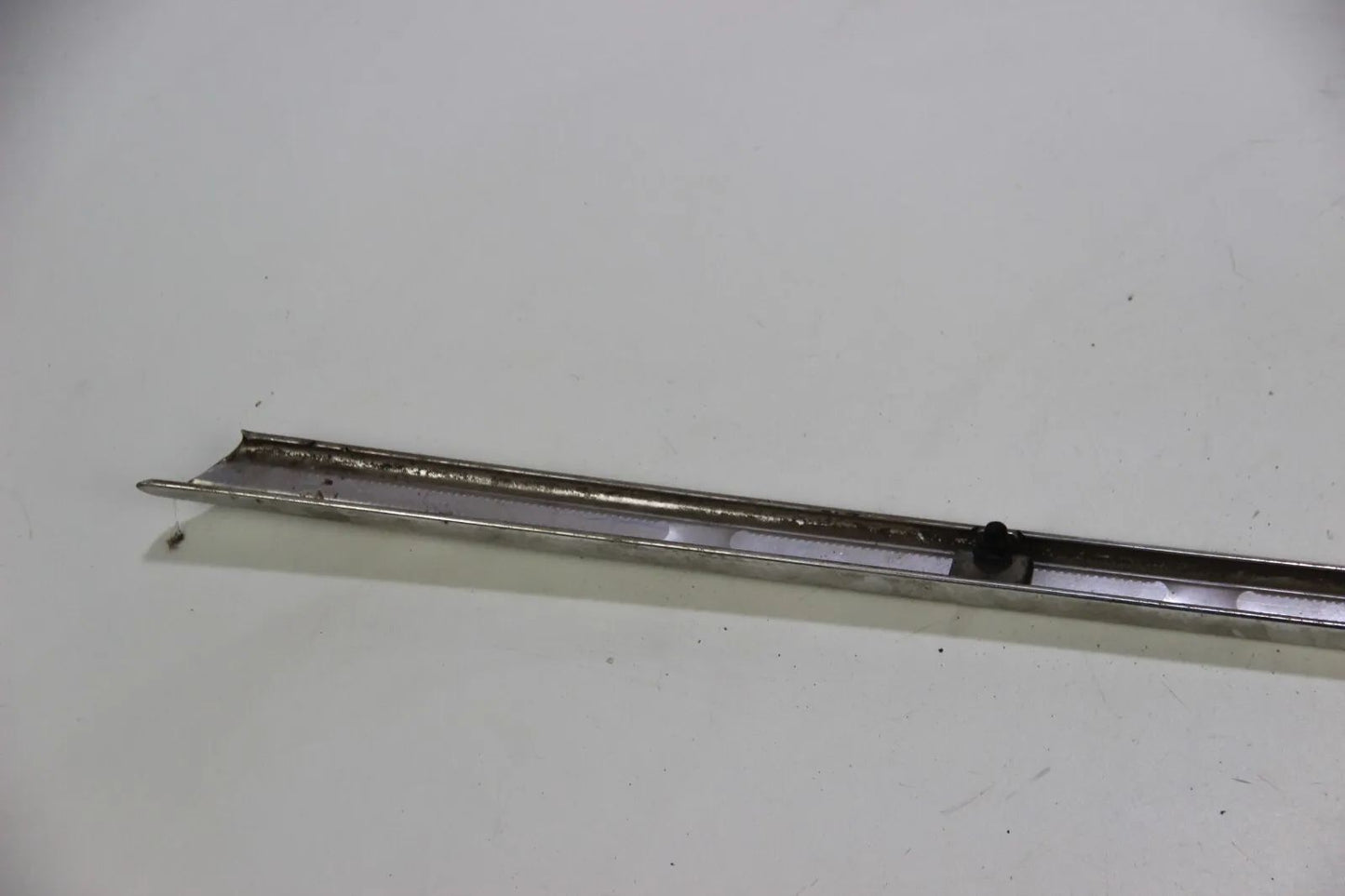 BMW E10 1502-1802 2002 bis 71' Chrom Leiste Abschlussblech hinten Rundleuchter