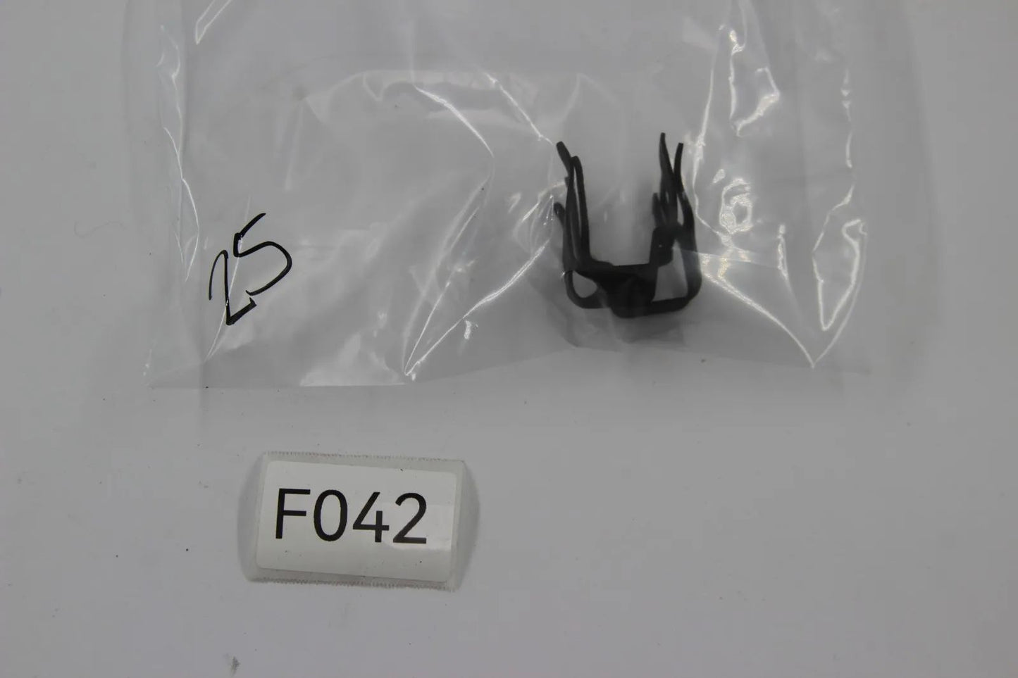 Original BMW E21 E30 E12 E28 E34 Z1 Klammer Ventilsteuerung 2x 11331280933