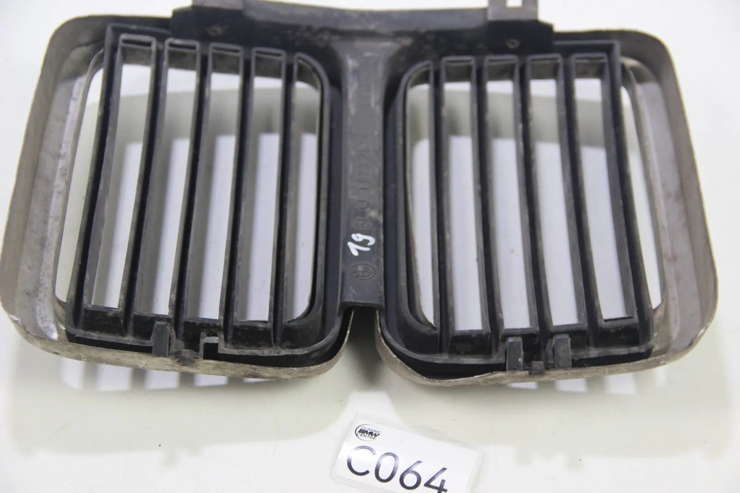 BMW E28 518-535 M5 M535i Niere Chrom Ziergitter Mitte Kidney 51131873253