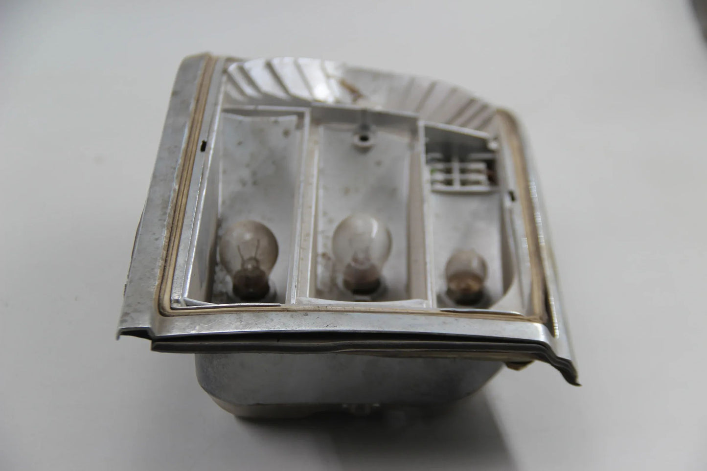 Original BMW E10 1502 1602 1802 2002 2002tii Lampenträger links 63211356931
