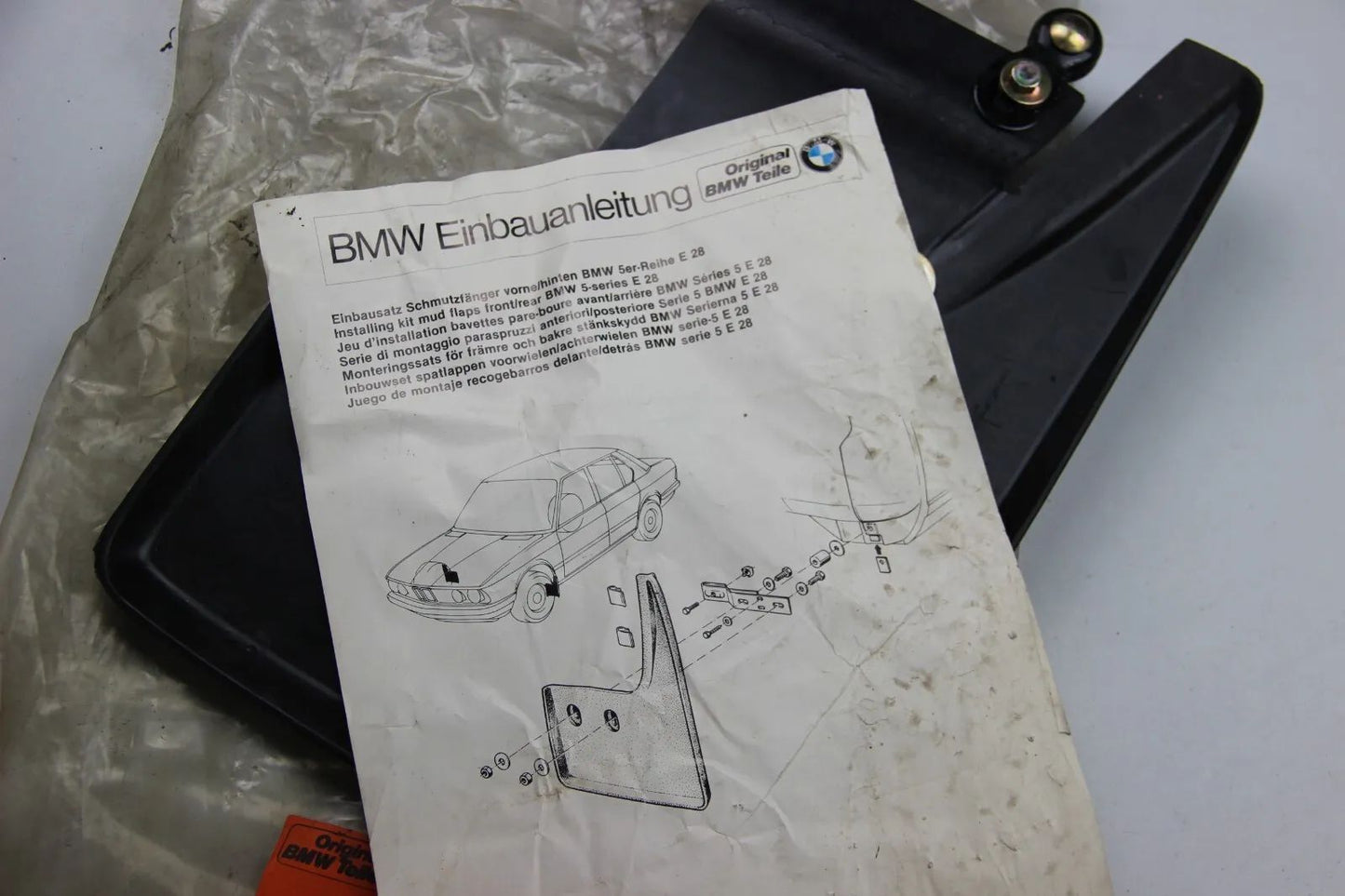 NEU ORIGINAL 72601902246 Schmutzfänger BMW E28 Hinten Links