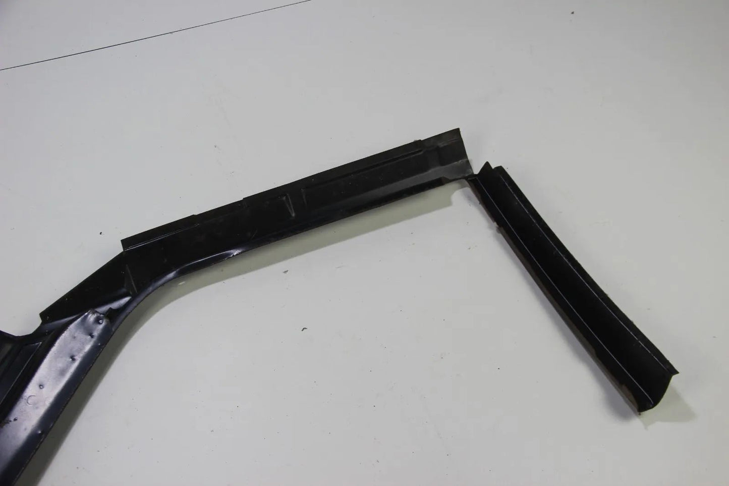 Original BMW E21 3er Seitenwand hinten links Scheibenrahmen C-Säule 41351840177