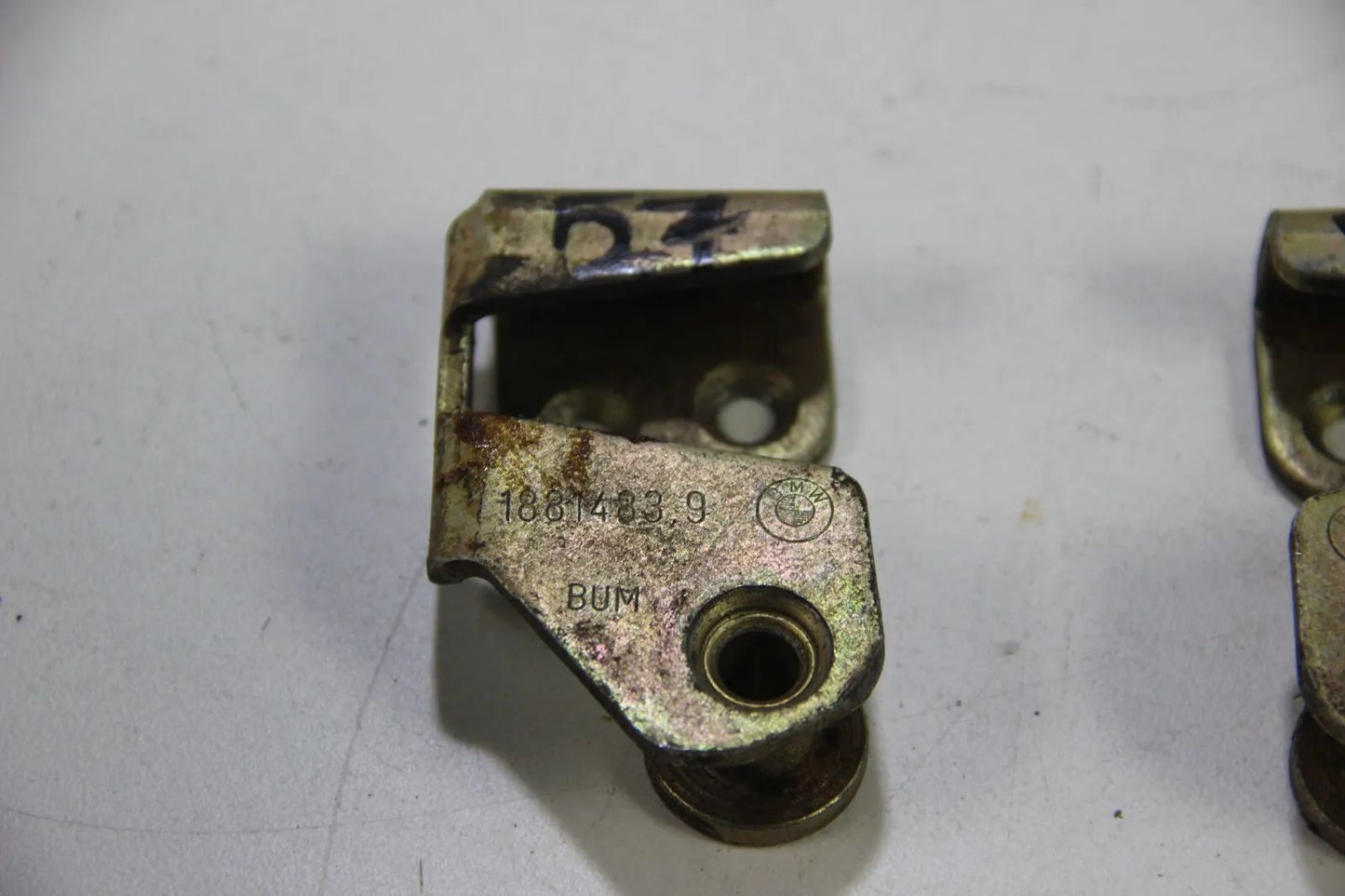 Original BMW E12 E21 E23 E24 Schließkeil Links Rechts Paar 1881483/1881484