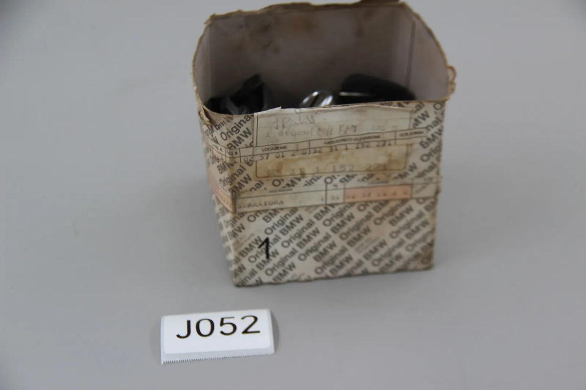 Original BMW E28 Limousine Reparatursatz/Set Gleichschliessung NOS 32311152271