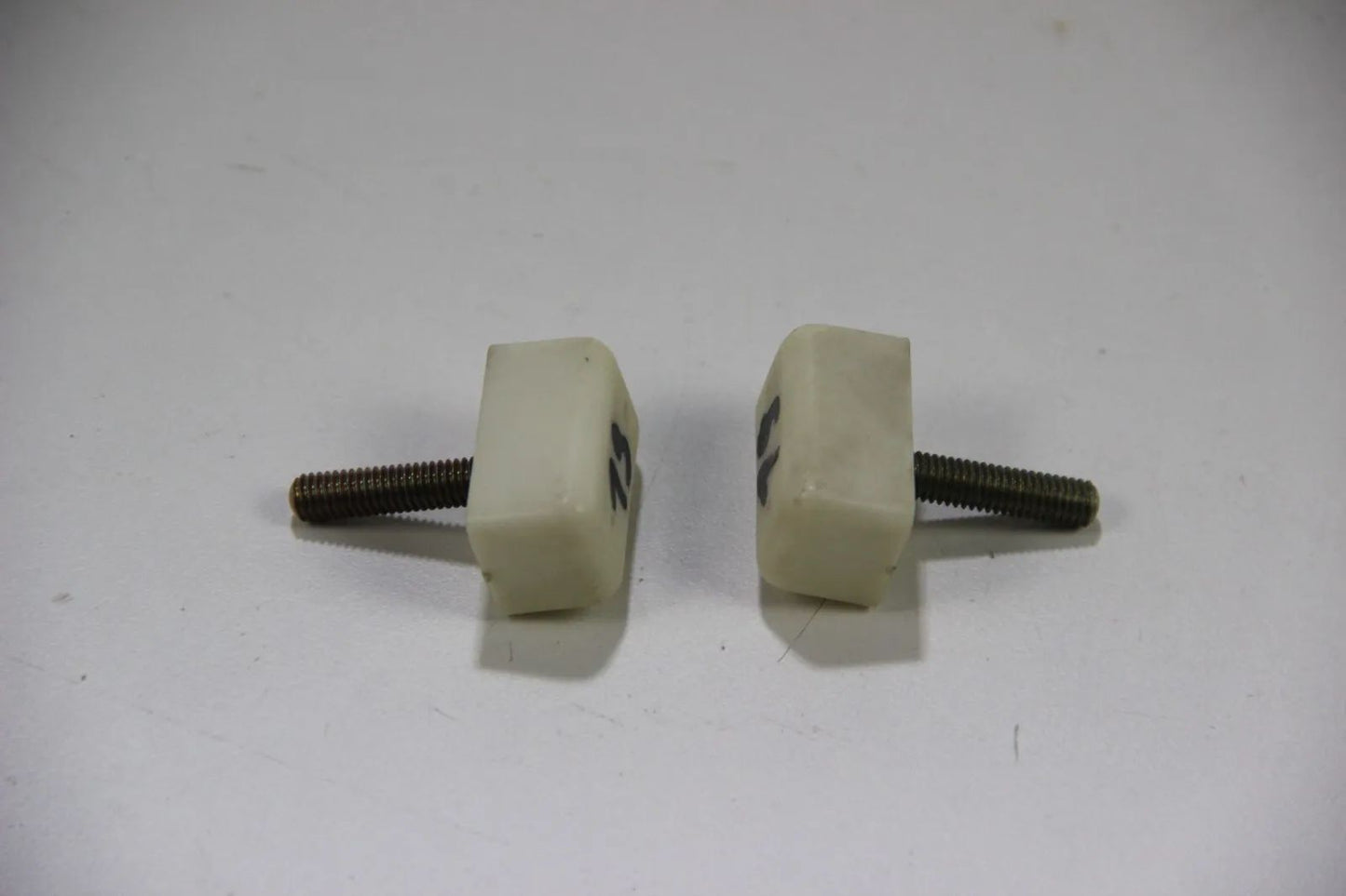 Original BMW E10 1502 1602 1802 2002 Kofferraum Stopper links rechts paar