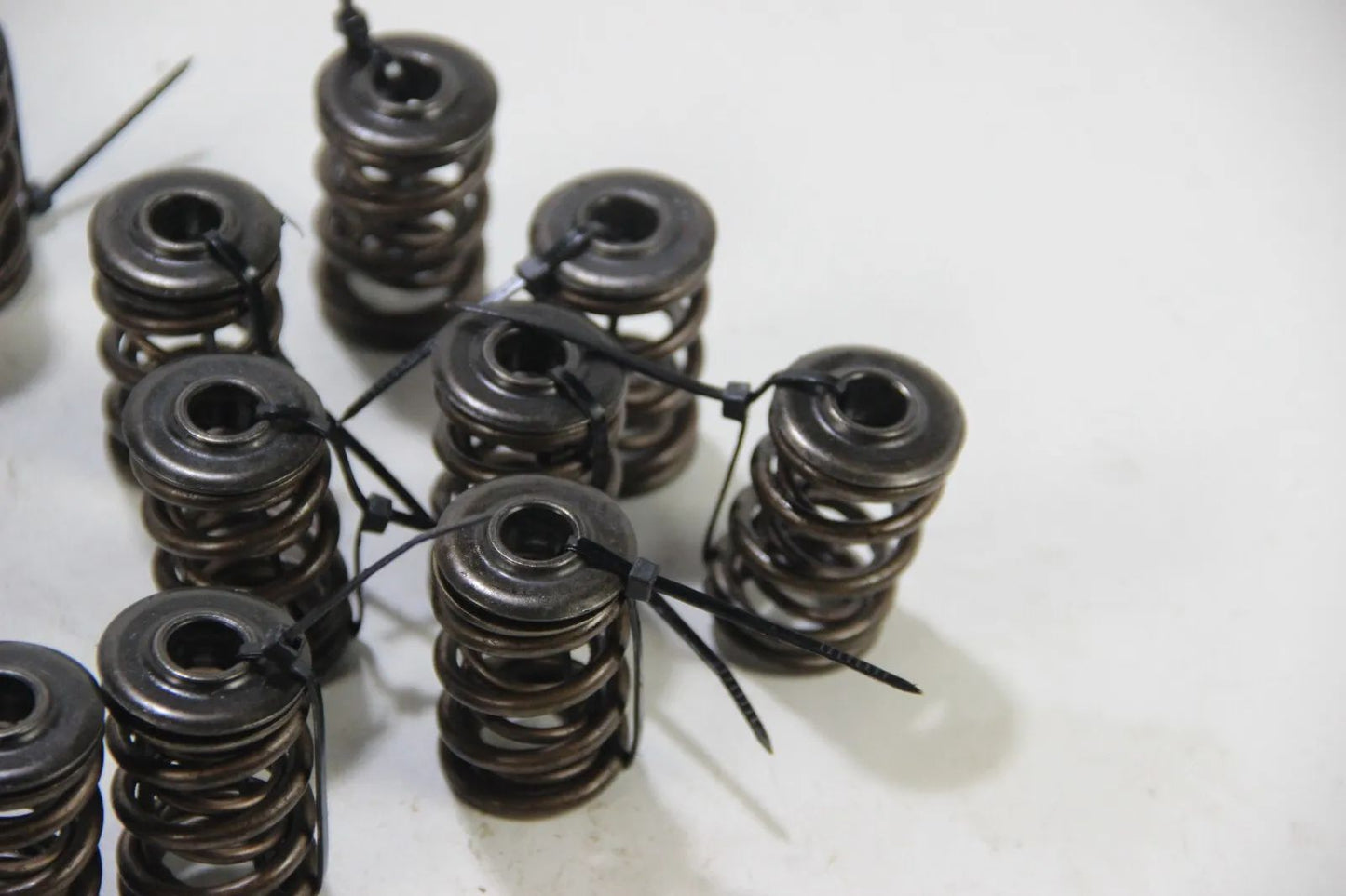 Original BMW E30 320is S14 S14b20 2.0 16x Ventilfeder mit Federtellern oben