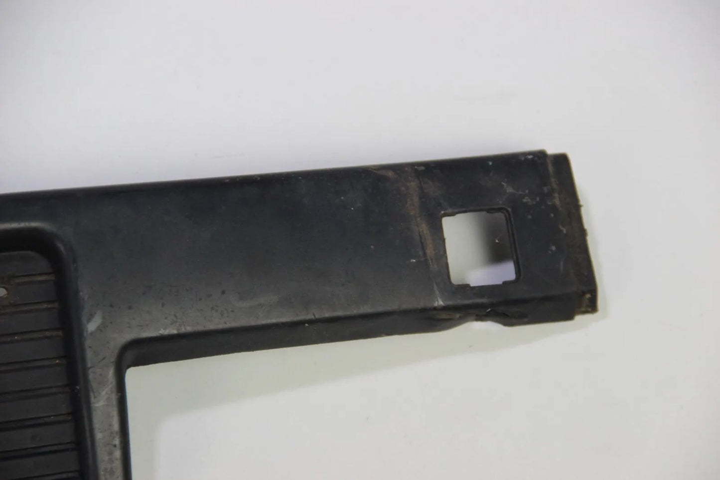 Original BMW E30 VFL Kennzeichen Leiste Halter vorne 51111888266 316i-325i 325e