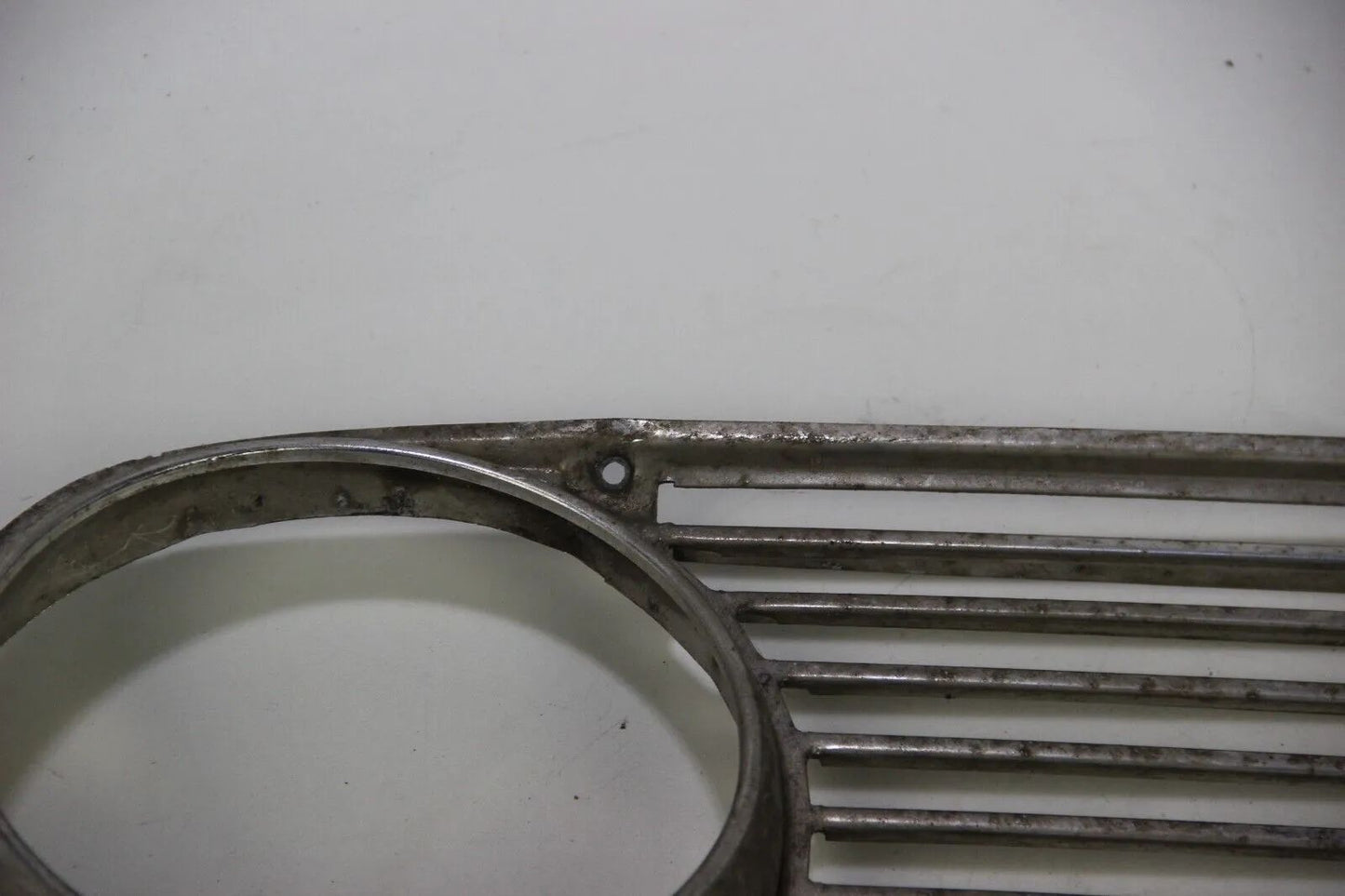 BMW E10 1502 1602 1802 2002  Ziergitter vorne Chrom Rechts Zierleiste OEM