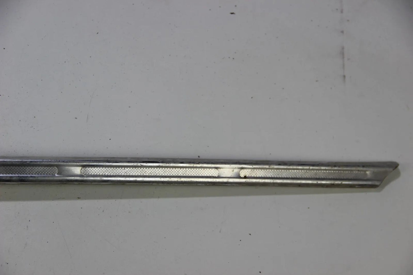 BMW E10 1502-1802 2002  bis 71' Chrom Leiste Abschlussblech hinten Rundleuchter