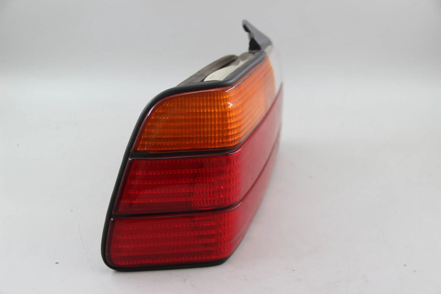Original BMW E36 316i-323i Heckleuchte mit Nebelschlusslicht links 63211387653