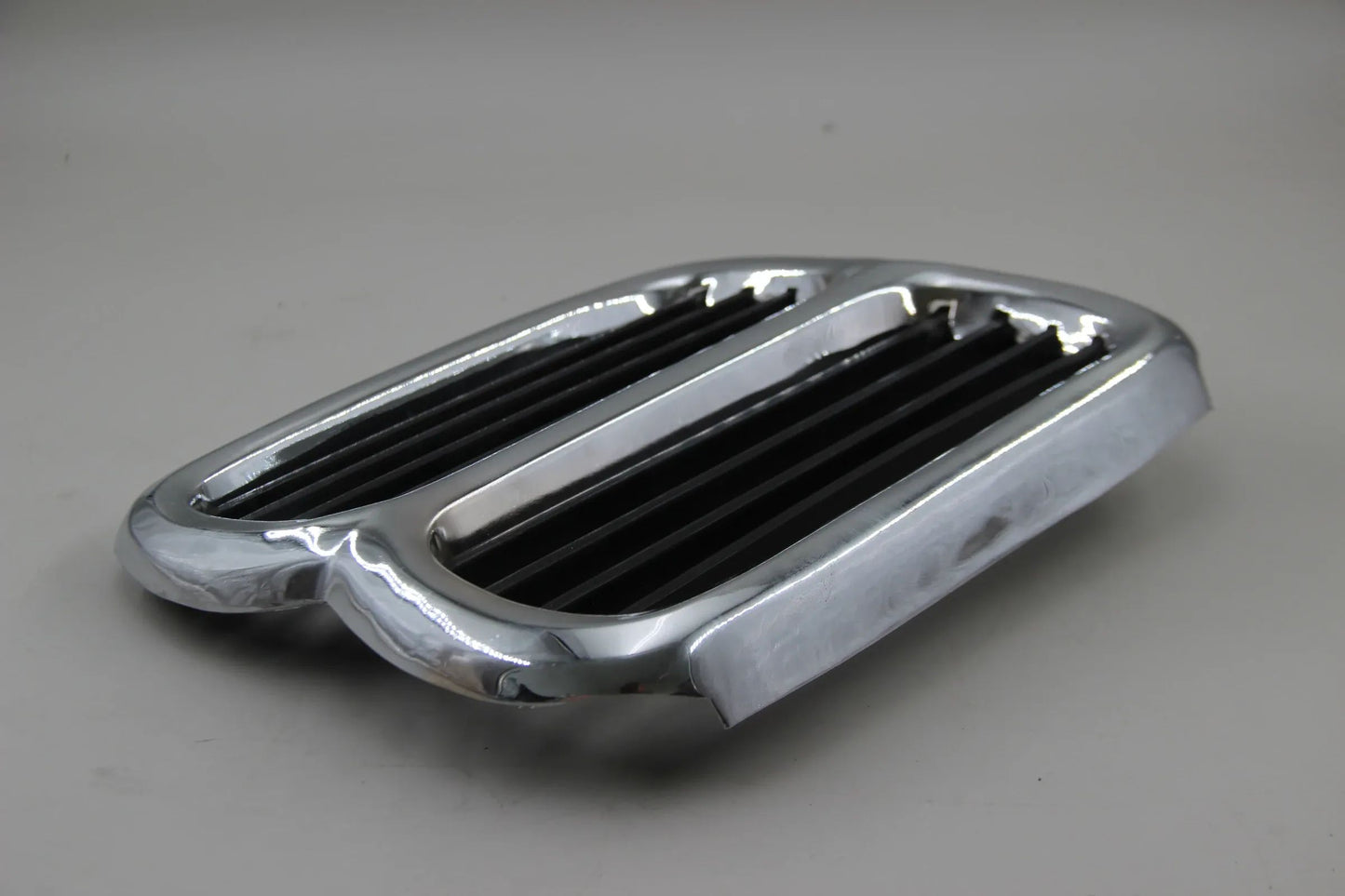 Orig. BMW E10 1502 1602 1802 2002 tii turbo Ziergitter Mitte Niere  51131826675