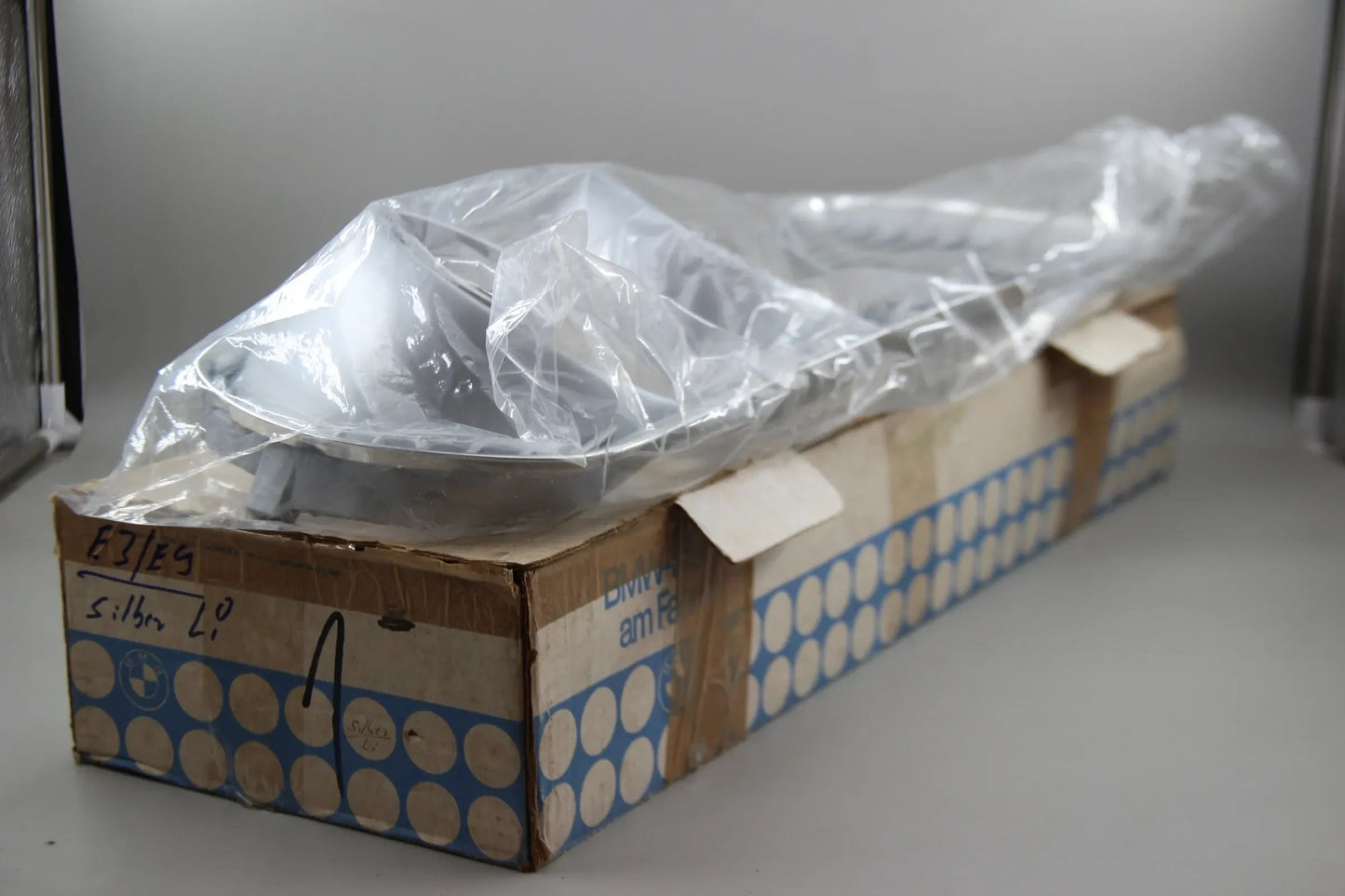 Original BMW E3 E9 2.5CS 3.0CS CSi CSiL CSL Ziergitter links NOS NLA 51131811483
