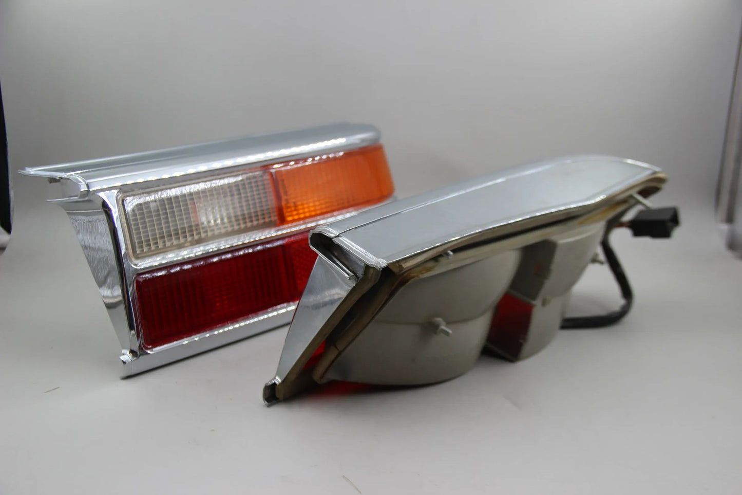 Original BMW NK 1800 2000 Rücklicht R + L chrom Komplett NOS NLA 8754115 8754116 / 24702 / 224701