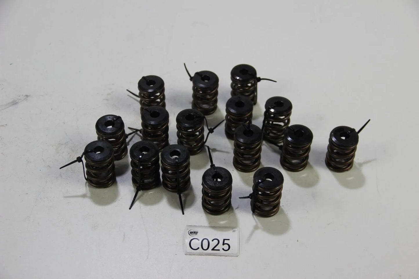 BMW E30 M3 S14 16x Ventilfeder mit verstärkten Federtellern oben 11341312704