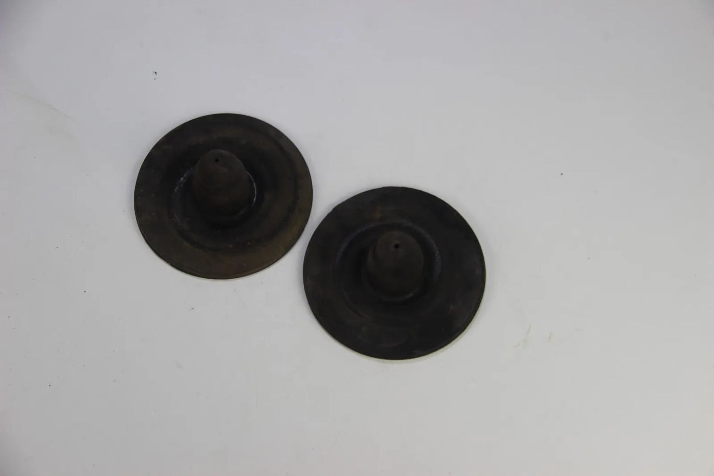 Original BMW E30 Federunterlage paar 1128610 Gummipuffer Federsitz Hinterachse