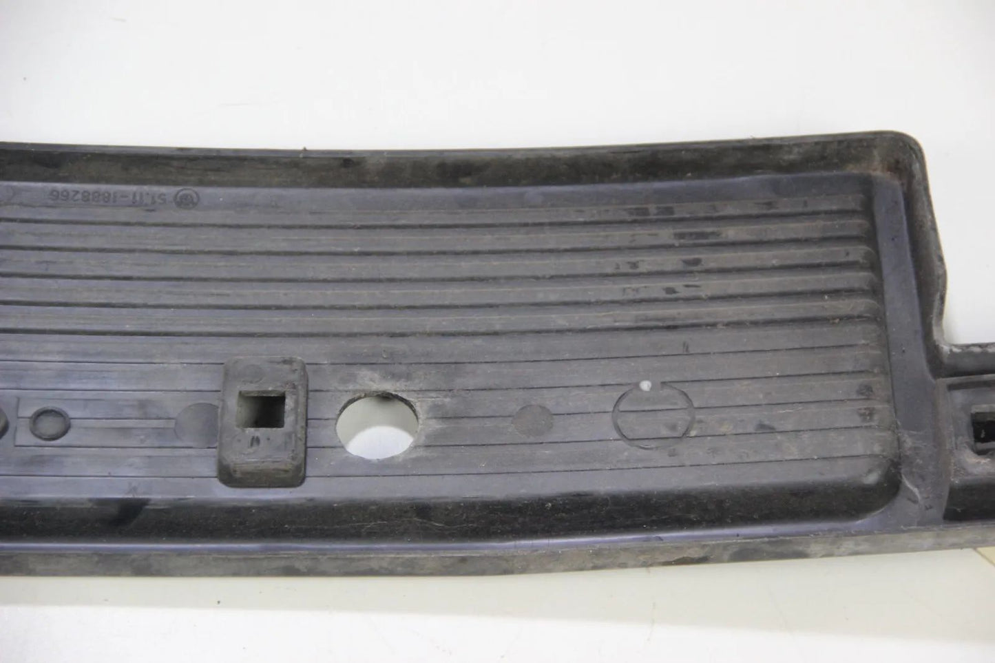 BMW E30 316i-325i VFL Blende Abdeckung Kennzeichenhalterung vorne  51111888266