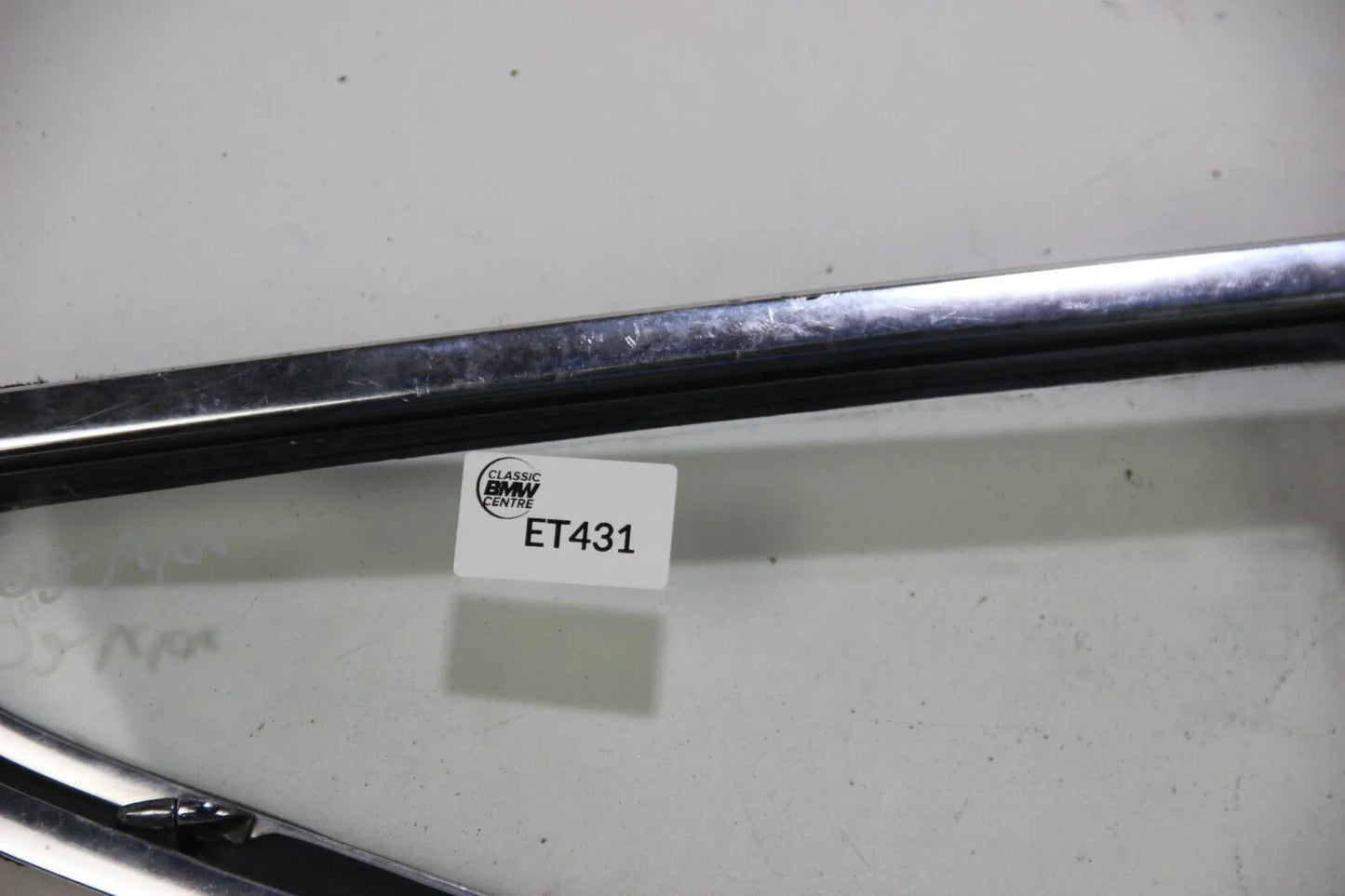 Original BMW E10 1502-2002  Dreiecksscheibe vorne links Klar Scheibenrahmen