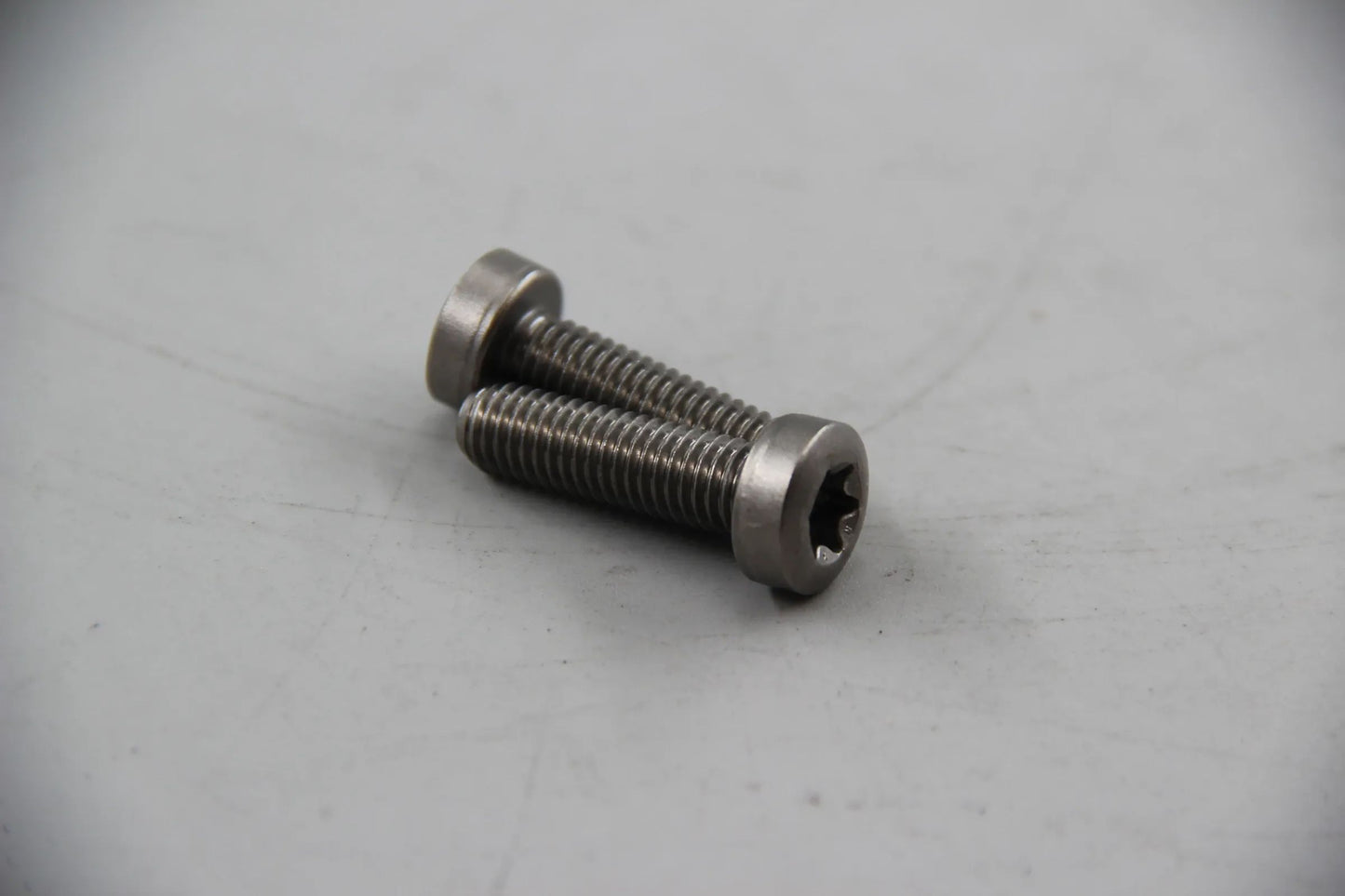 Original BMW E81 E88 E46 E90 E93 E39 E60 E38 2x Torxschraube M8X28 11712249909