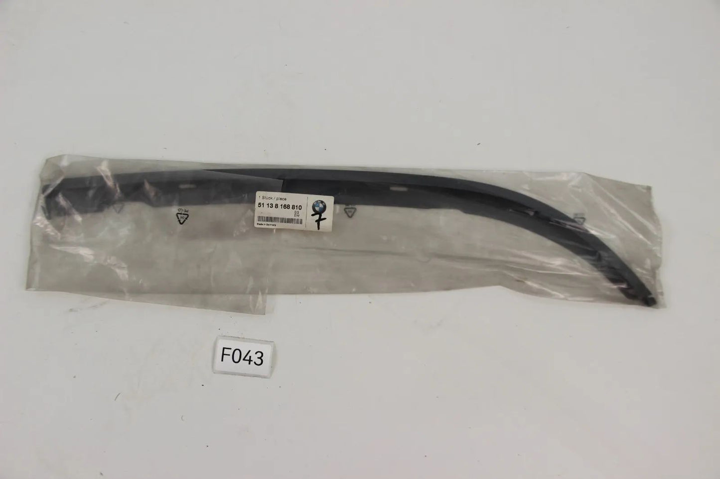 Original BMW E39 5er 520i-540i M5 Blende vorne rechts Grundiert 51138168810