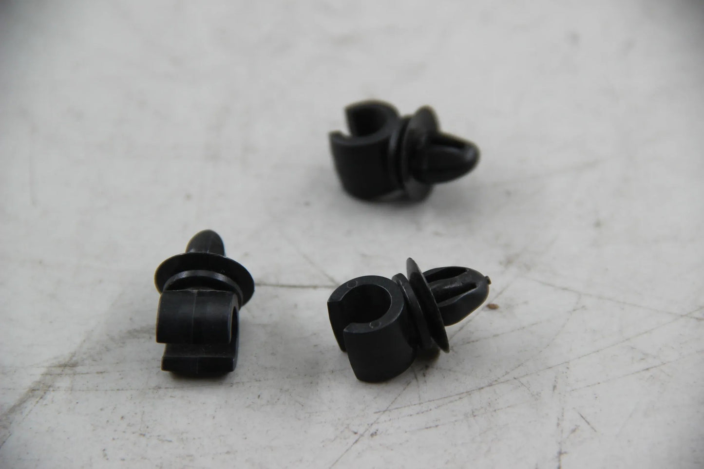 Original BMW E30 320i 325i E28 E34 E63 E64 E32 E31 3x Clip 17111712004