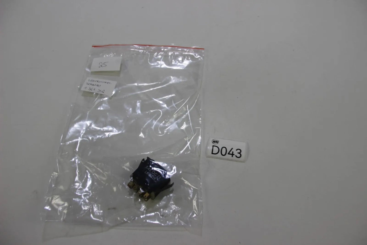 Original BMW 3er E30 Warnblinkleuchte Schalter/ Gefahrenhinweis 1367342