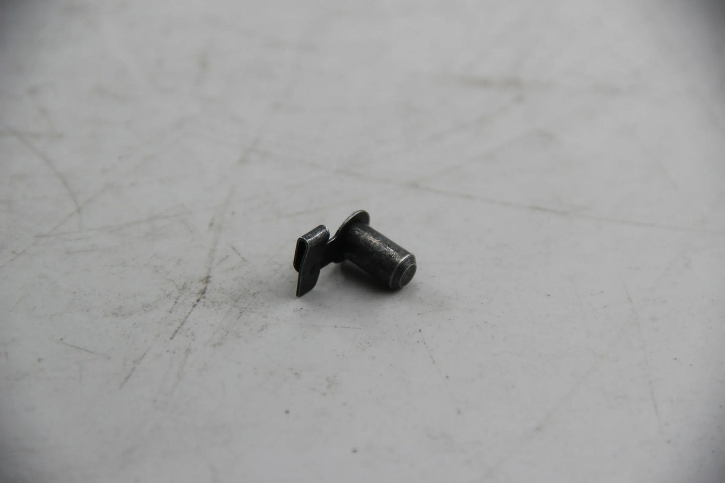 Original BMW E39 E38 Bolzen 6X12,5 Sicherheitsgurt NOS NLA 72111963597