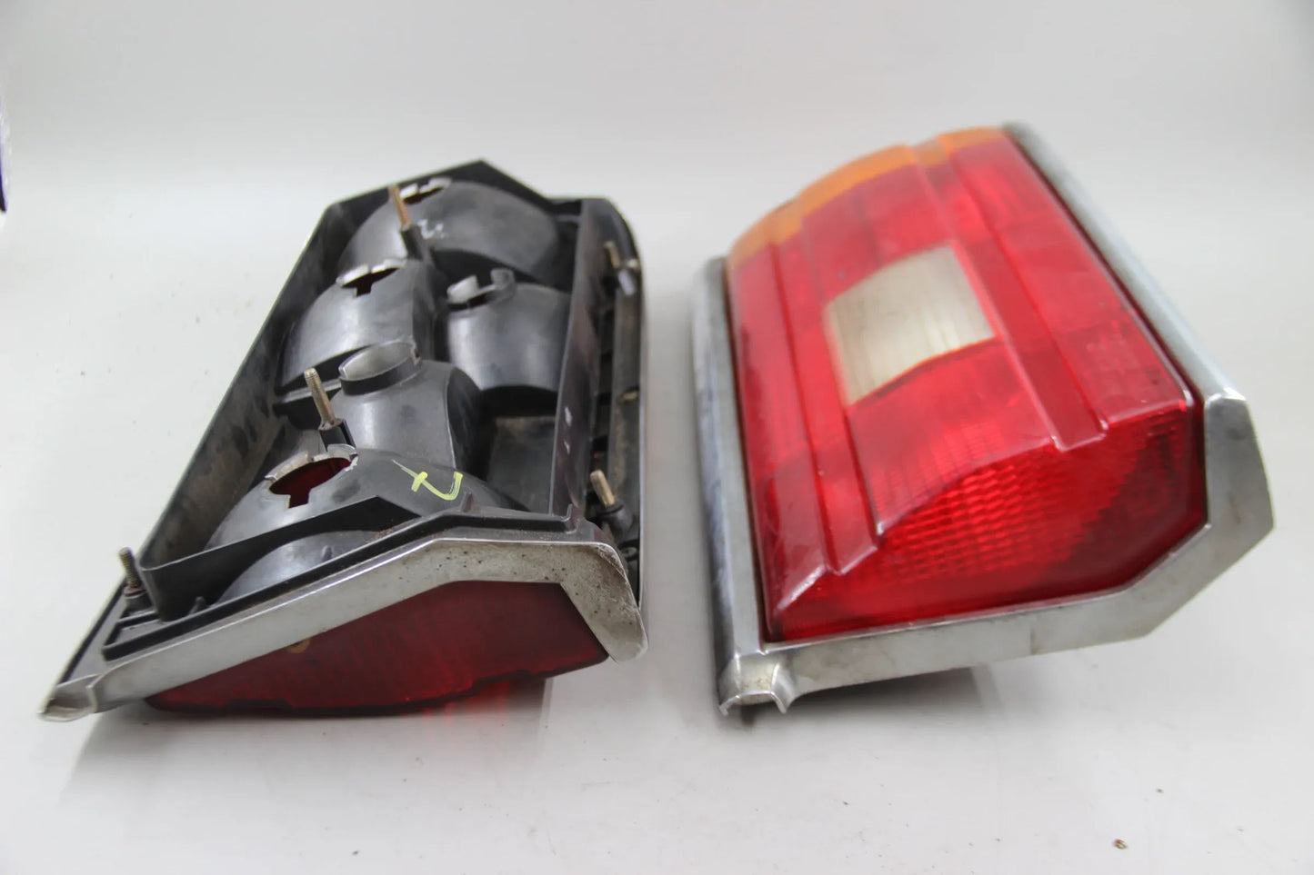 Orig. BMW E12 518i-535i Reflektor rechts/links mit Nebelschlusslicht 63211361511