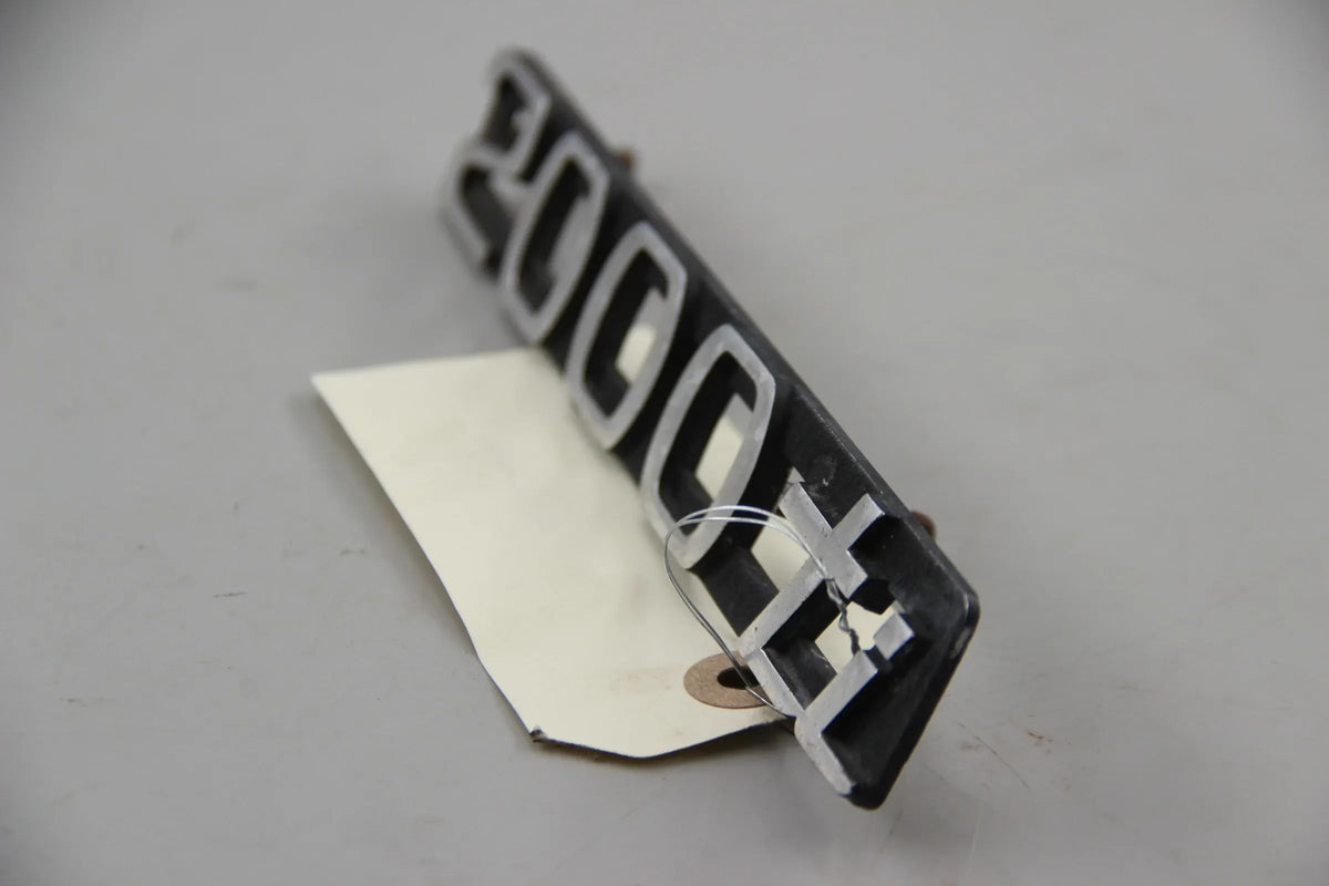 Original BMW E10 2002ti Schriftzug Kühlergrill vorn links Emblem "2000ti"