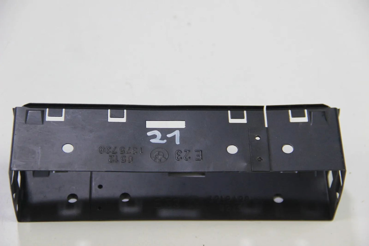 NEUBMW Original E23 E24 Radio Eibaurahmen NOS 65121375738