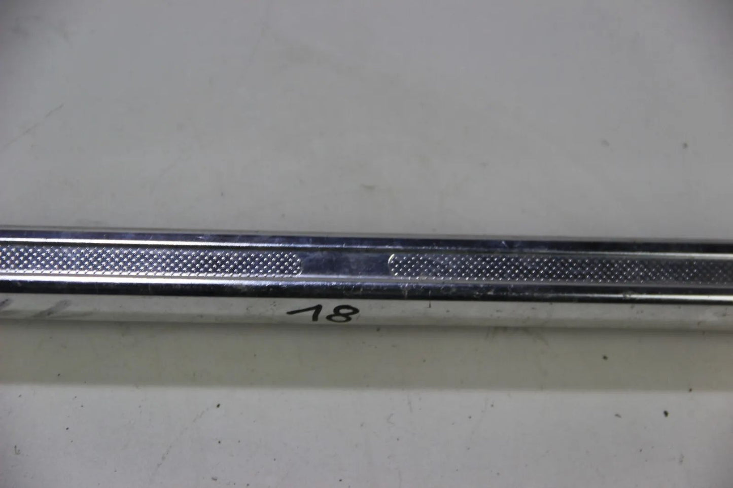 BMW E10 1502-1802 2002  bis 71' Chrom Leiste Abschlussblech hinten Rundleuchter