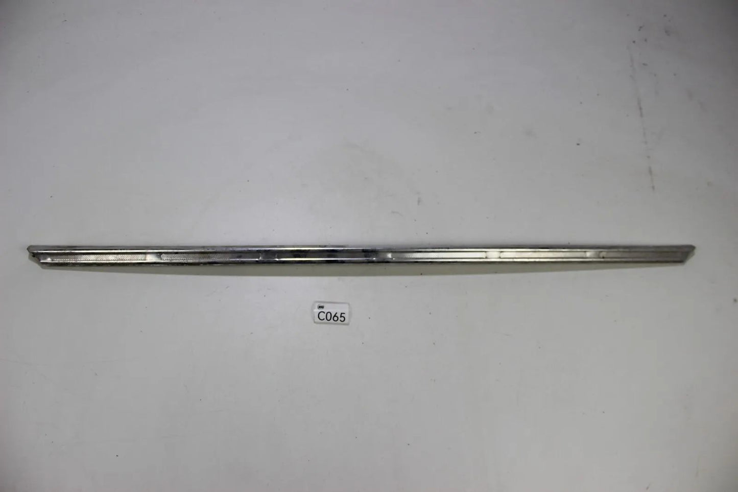 BMW E10 1502-1802 2002  bis 71' Chrom Leiste Abschlussblech hinten Rundleuchter