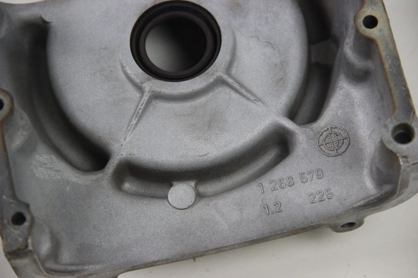 BMW E24 E28 E34  Stirndeckel Abschlussdeckel Zahnriemenabdeckung Oben 1268579