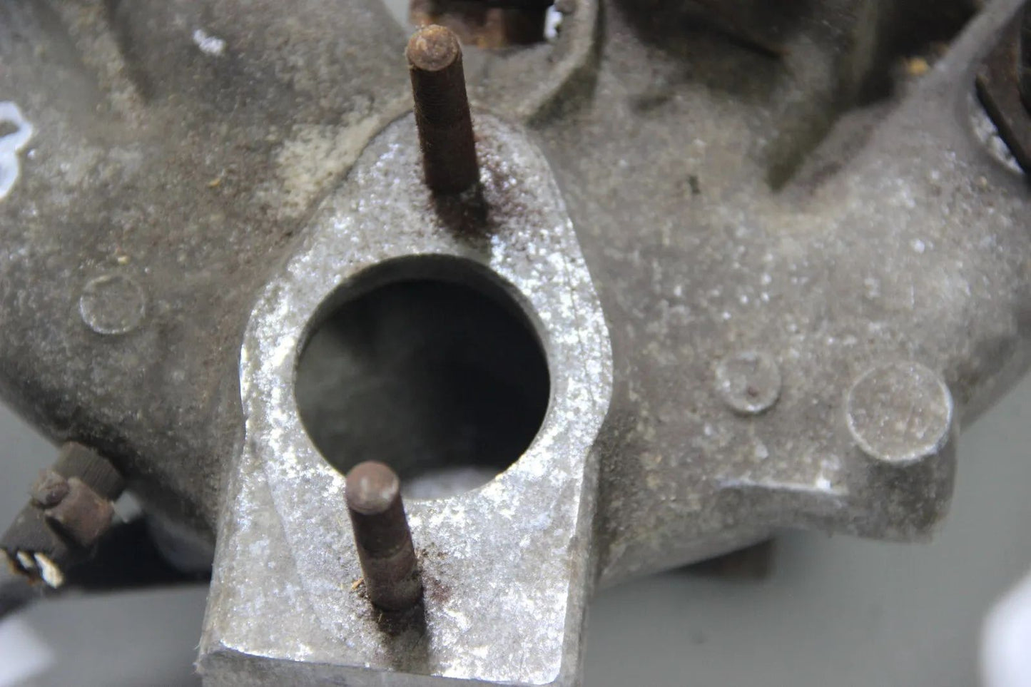 BMW M10 Oldtimer  Vergaser Ansaugbrücke Krümmer 4 ZYL 12507139