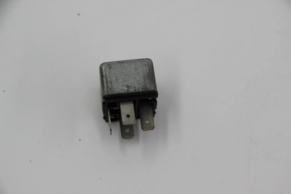 Porsche Mercedes BMW  Bosch Relais Kraftstoffpumpe Benzinpumpe 0332014406  Neu