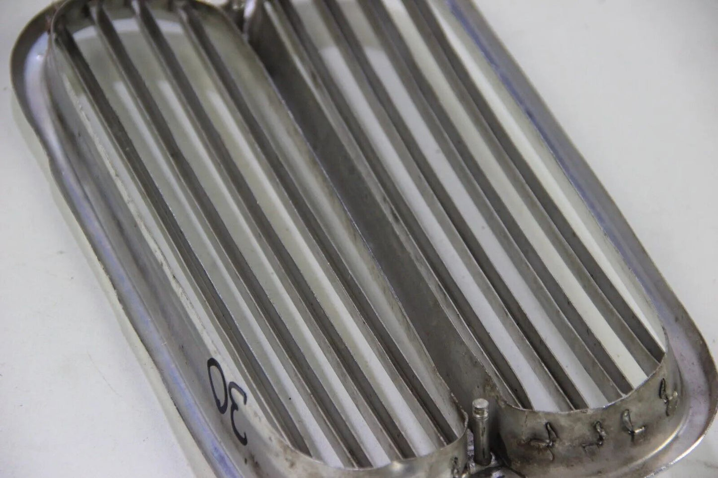 BMW E10 1502 1602 1802 2002 ti tii M10 Niere Chrom Ziergitter Mitte 51131801577