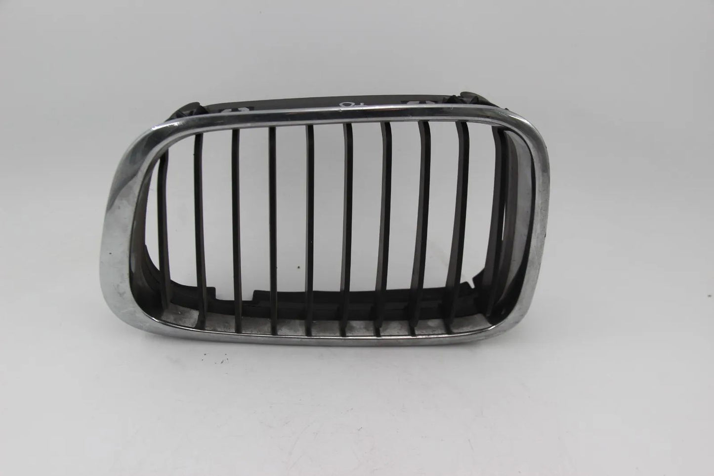 Original BMW E46 3er 316i-330i Limo Ziergitter Niere Vorne Links Chrom 8195055