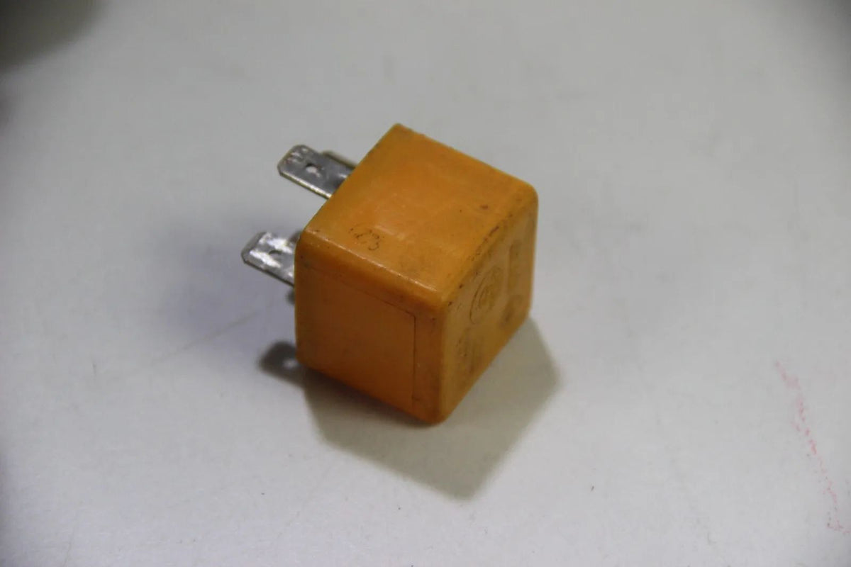Original BMW E30 E32 E21 Relais  Arbeitsstrom Schliesserrelais orange  1375474