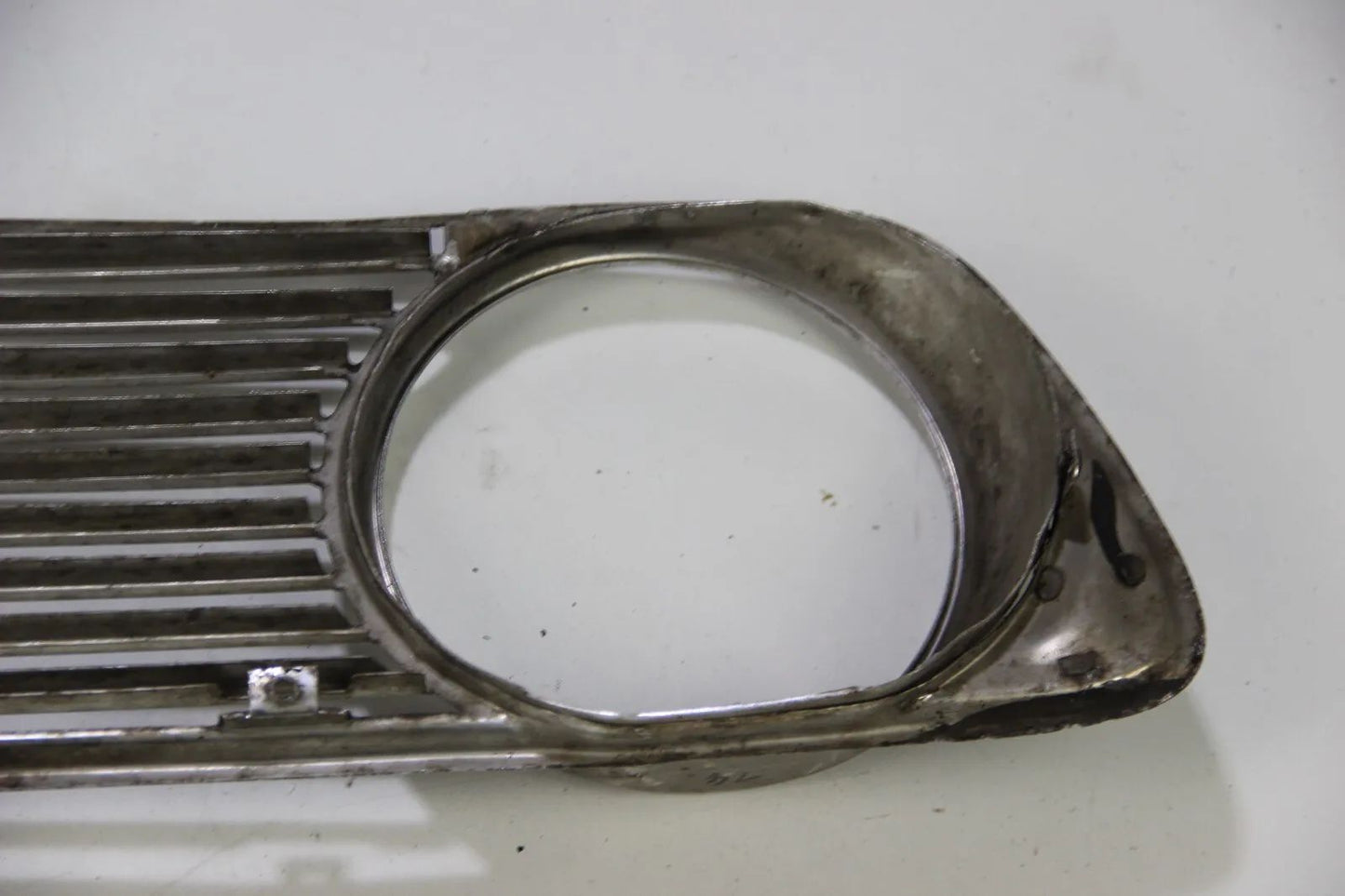 BMW E10 1502 1602 1802 2002  Ziergitter vorne Chrom Rechts Zierleiste OEM