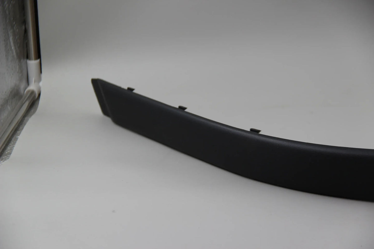 Original BMW E39 520i-540i Limousine Stossleiste vorne rechts 51118159352