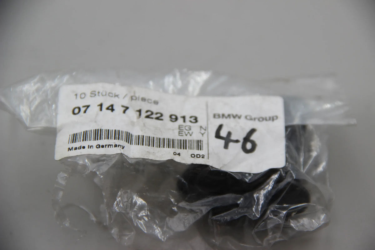Original BMW E81 E82 E87 E88 E90 E91 E92 E93 4x Stift Plastik 07147122913
