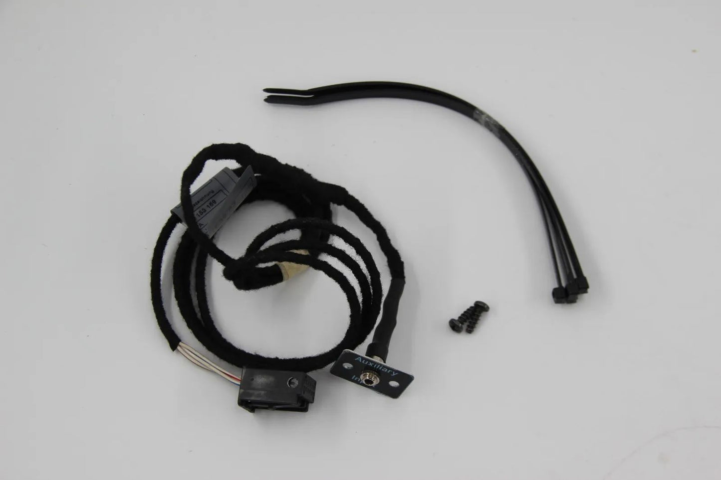 Original BMW E39 E60 E61 E63 E64 Nachrüstsatz Auxiliary Anschluss 65120153502