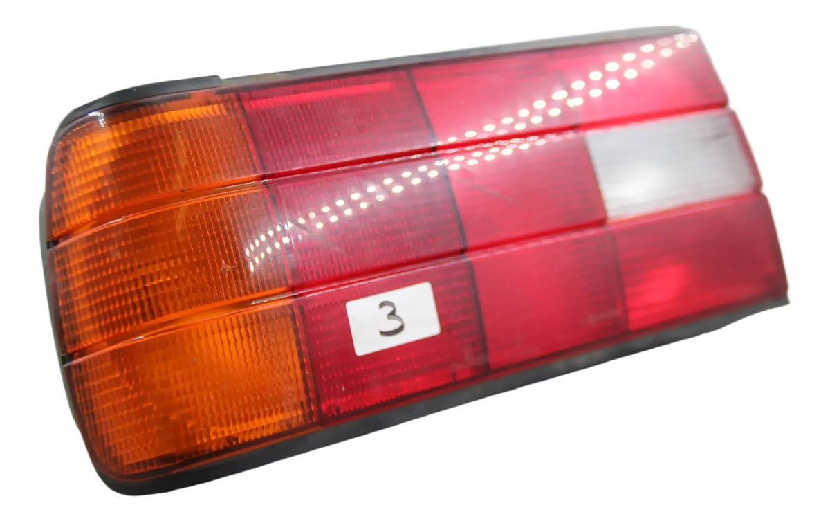 Original BMW E30 316i-325i Heckleuchte mit NSL links beschädigt 63211386089