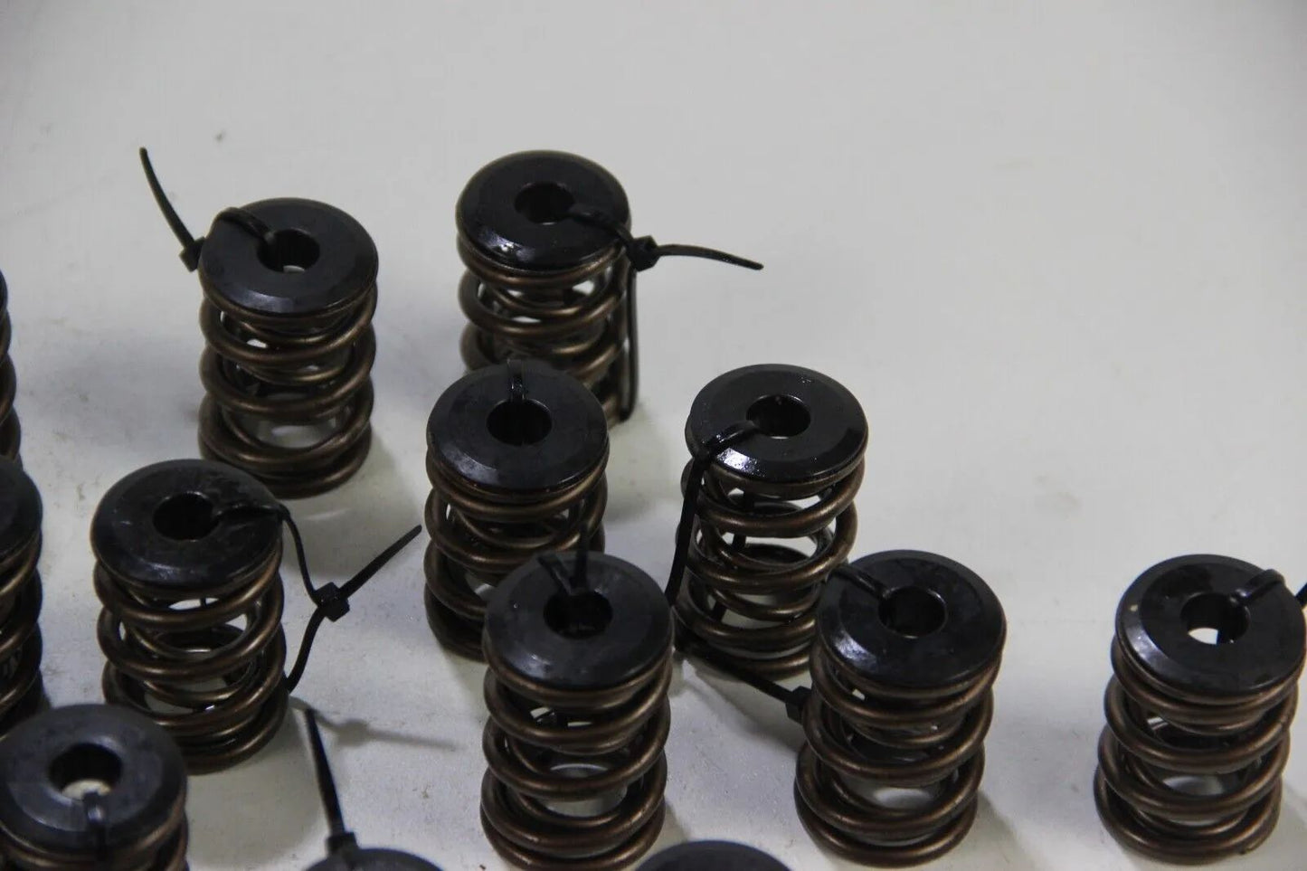 BMW E30 M3 S14 16x Ventilfeder mit verstärkten Federtellern oben 11341312704