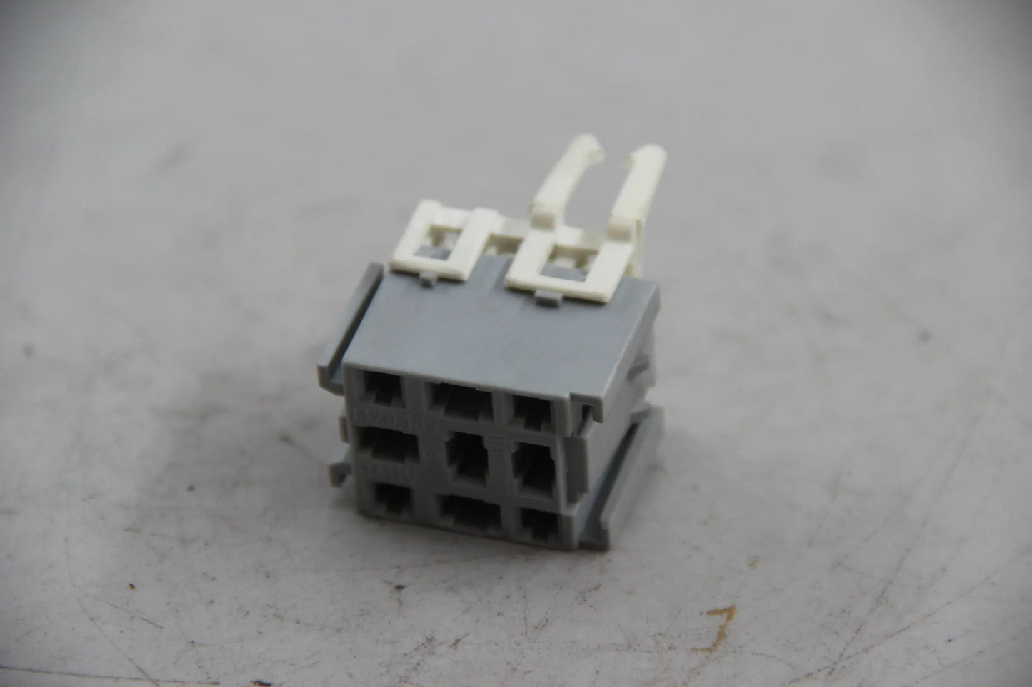 Original BMW F22 Relaissockel Steckergehäuse grau/weiss NOS NLA 61131378185