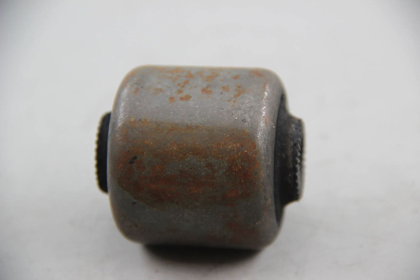 Original BMW E28 518i-535i M5 E34 E24 E32 E31 E83 Gummilager Stahl 31121124622