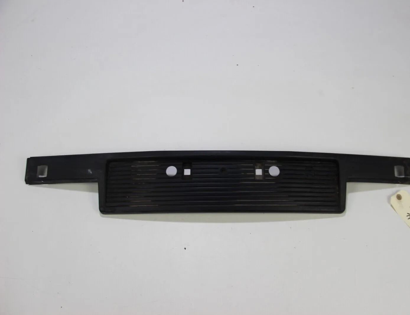 BMW E30 316i-325i VFL Blende Abdeckung Kennzeichenhalterung vorne  51111888266