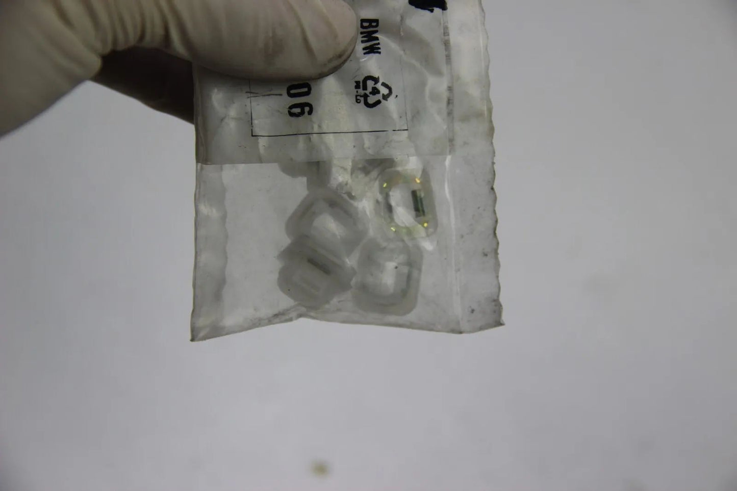 NEU Original BMW E90 E91 E93 Beil Scheibe Einsteckbefestiger 51418215806