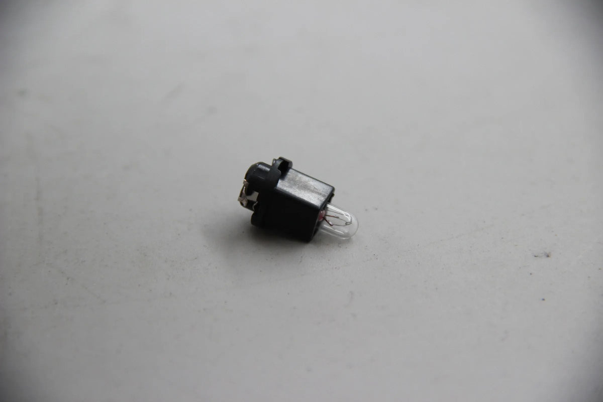 Original BMW E36 316i-325i E32 Lampenfassung mit Glühlampe 1,2 W NOS 64118390933