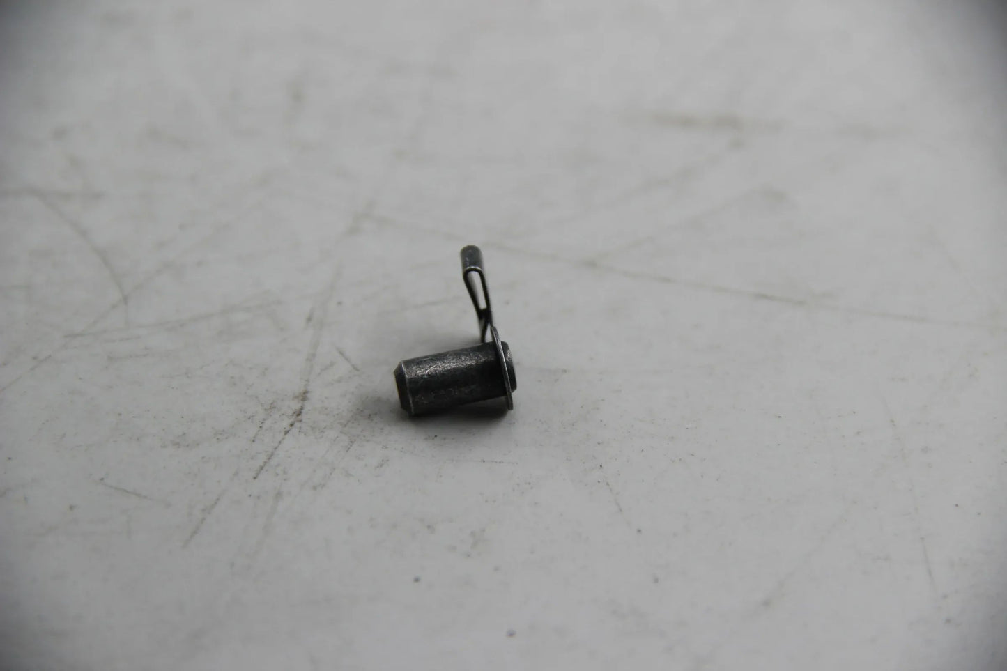 Original BMW E39 E38 Bolzen 6X12,5 Sicherheitsgurt NOS NLA 72111963597